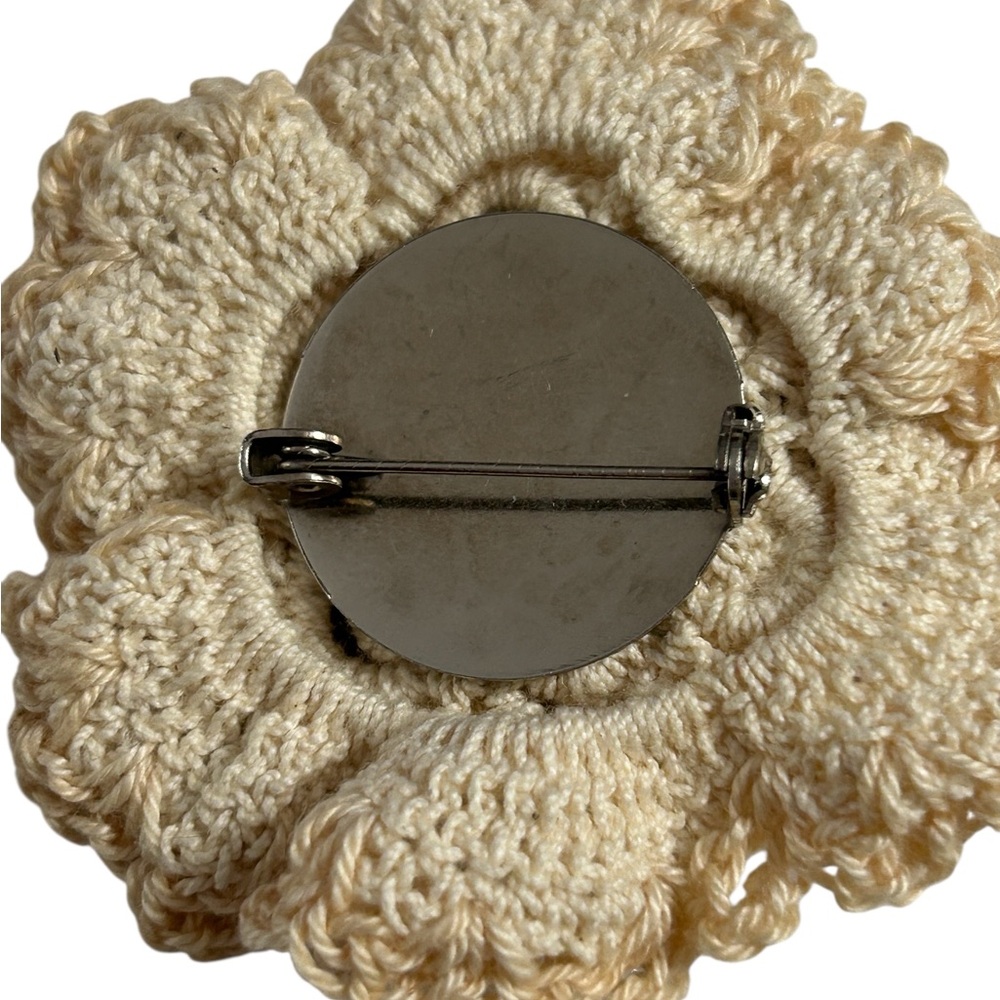 Vintage Handmade Ivory Flower Crocheted Yarn Flower Brooch Pin Preowned - Picture 10 of 10